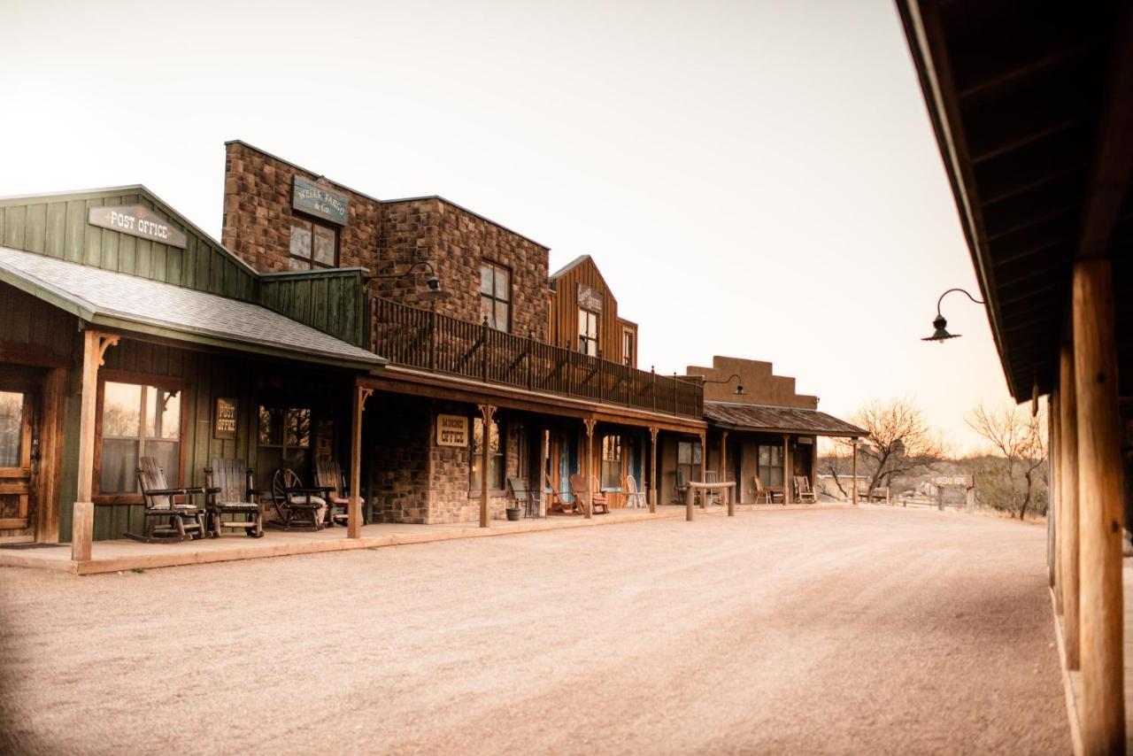 Отель Tombstone Monument Guest Ranch Экстерьер фото